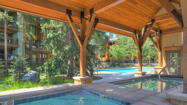 A heated pool - Stylish and convenient to town and the slopes! Lances West 11 (Breckenridge)