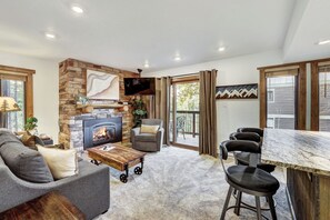 Smart TV, fireplace - Stylish and convenient to town and the slopes! Lances West 11 (Breckenridge)