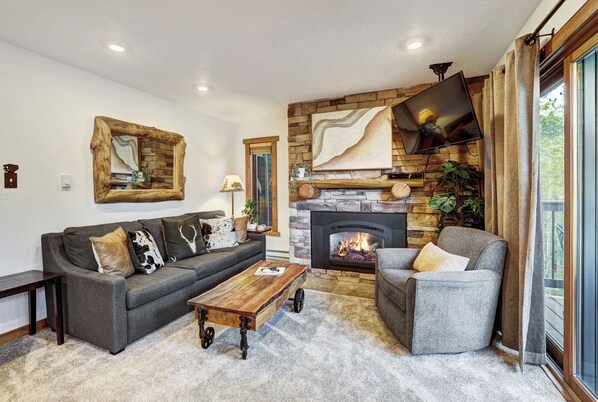 Smart TV, fireplace