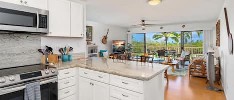 Fridge, oven, stovetop, coffee/tea maker