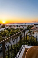 Deluxe Tek Büyük Yataklı Oda, Balkon, Deniz Manzaralı | Kaliteli yatak takımı, ücretsiz minibar, ücretsiz kablosuz İnternet