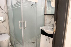 Dusche, Regendusche, Haartrockner, Handtücher
