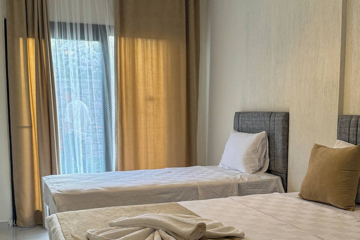 Habitació triple estàndard, vistes al jardí, zona enjardinada | 1 dormitori, roba de llit d'alta qualitat i minibar gratuït
