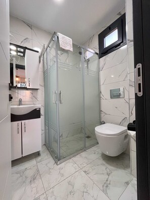 Deluxe-Doppelzimmer, Balkon, Meerblick | Badezimmer | Dusche, Regendusche, Haartrockner, Handtücher