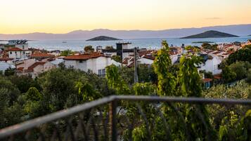 Deluxe Double Room, Balcony, Sea View | Premium bedding, free minibar, free WiFi, bed sheets