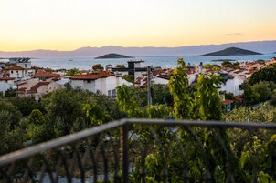 Deluxe Tek Büyük Yataklı Oda, Balkon, Deniz Manzaralı | Kaliteli yatak takımı, ücretsiz minibar, ücretsiz kablosuz İnternet 