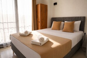 Standard-Doppelzimmer, Balkon | Hochwertige Bettwaren, kostenlose Minibar, kostenloses WLAN, Bettwäsche