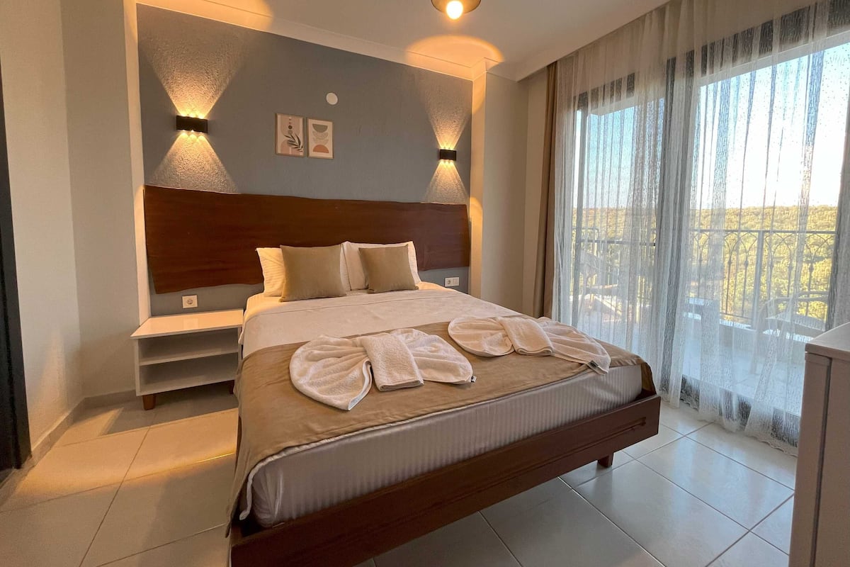 Habitació doble estàndard, balcó, vistes al jardí | 1 dormitori, roba de llit d'alta qualitat i minibar gratuït