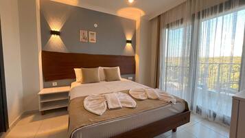 Chambre Double Standard, balcon | Literie de qualité supérieure, articles gratuits dans le mini-bar