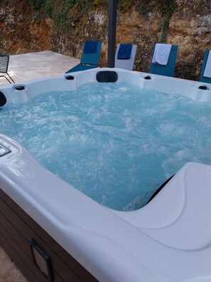 Outdoor spa tub - Maison Proche de Sarlat, au Pied du Château de Monfort (Vitrac)