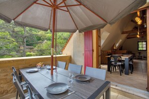Outdoor dining - Maison Proche de Sarlat, au Pied du Château de Monfort (Vitrac)