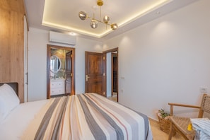 Individually decorated, individually furnished, desk, laptop workspace - White Garden Villas (Kas)