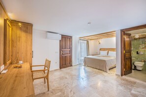 Estudio, vista al mar | Decoración personalizada, muebles diferentes y escritorio