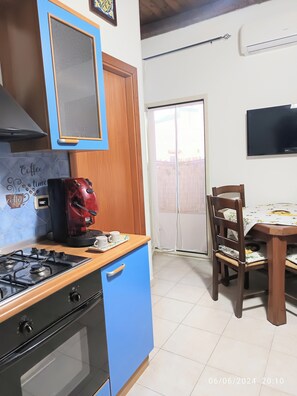 Refrigerador, horno, parrilla de estufa y cafetera y tetera 