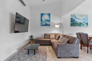 TV, books, offices - Walk to Beach & Town | Pool, Family-Friendly (Playas del Coco)