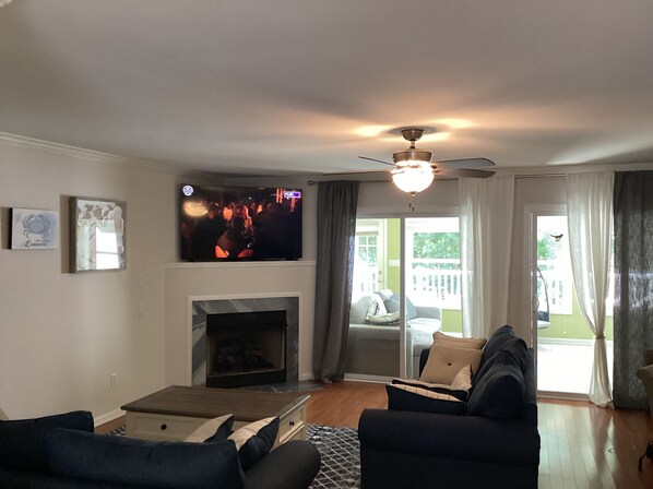 Smart-tv, een open haard en een computerscherm