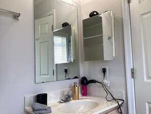 Een bubbelbad, een haardroger, handdoeken, zeep