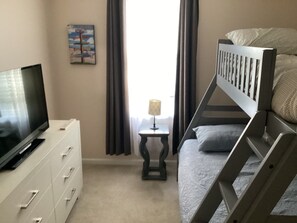 4 slaapkamers, een bureau, een strijkplank/strijkijzer, gratis wifi