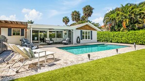 Unclassified image, 5 of 50, button - So Beachy Chic. Coastal Retreat with Private Pool (Holmes Beach)