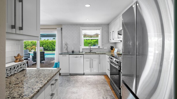 Unclassified image, 1 of 50, button - So Beachy Chic. Coastal Retreat with Private Pool (Holmes Beach)