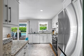 Een koelkast, een magnetron, een oven, een kookplaat