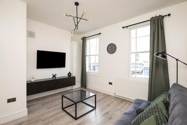 Living area - Camberwell Apartment - Stylish 4 Bed (London)