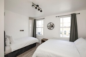 4 bedrooms, free WiFi, bed sheets - Camberwell Apartment - Stylish 4 Bed (London)