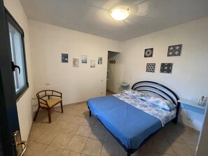 2 quartos, ferros/tábuas de passar roupa, roupa de cama