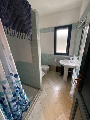 Bruser, hårtørrer, bidet, håndklæder