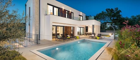 Een verwarmd zwembad