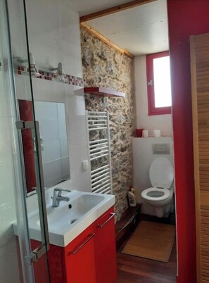 ヘアドライヤー、タオル、トイレットペーパー