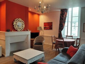 TV, books, stereo - Chicamour Corsaire 1711 Quartier Atypique (Saint-Malo)