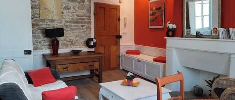 Una televisión, libros, un reproductor estéreo