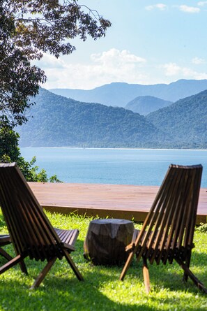 Kolam renang outdoor, dengan kursi berjemur