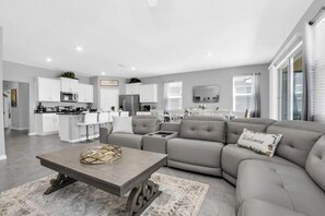 House, 6 Bedrooms | Living area