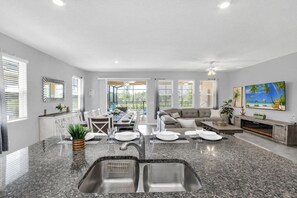 Nhà, 6 phòng ngủ | Khu phòng khách