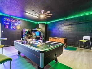 House, 6 Bedrooms | Game room
