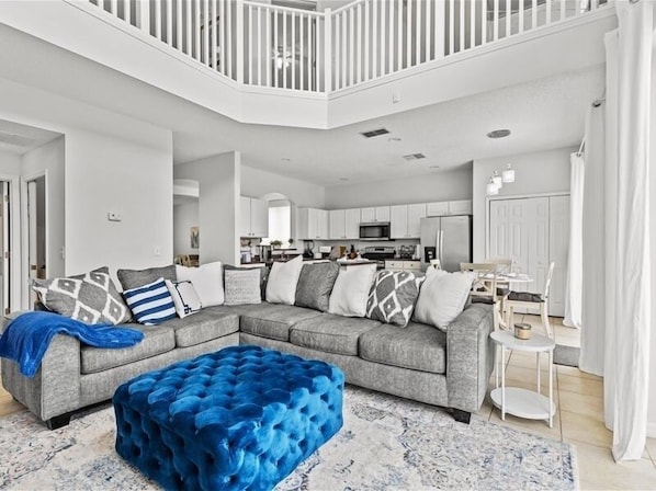 House, 6 Bedrooms | Living area