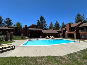 公寓客房, 1 間臥室 | 游泳池 | 室外游泳池