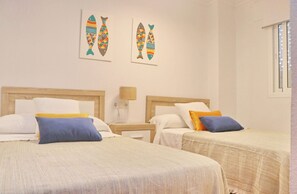 3 bedrooms, iron/ironing board, bed sheets - Apartamento Dalí   . (Conil de la Fra.)