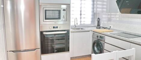 Frigorífico, microondas, horno y cafetera o tetera