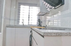 Fridge, microwave, oven, coffee/tea maker - Apartamento Dalí   . (Conil de la Fra.)