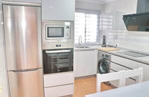 Fridge, microwave, oven, coffee/tea maker - Apartamento Dalí   . (Conil de la Fra.)
