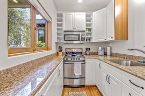 Appartement, 1 grand lit, cheminée, vue jardin (12 Oaks) | Cuisine privée | CafetiÚre/bouilloire