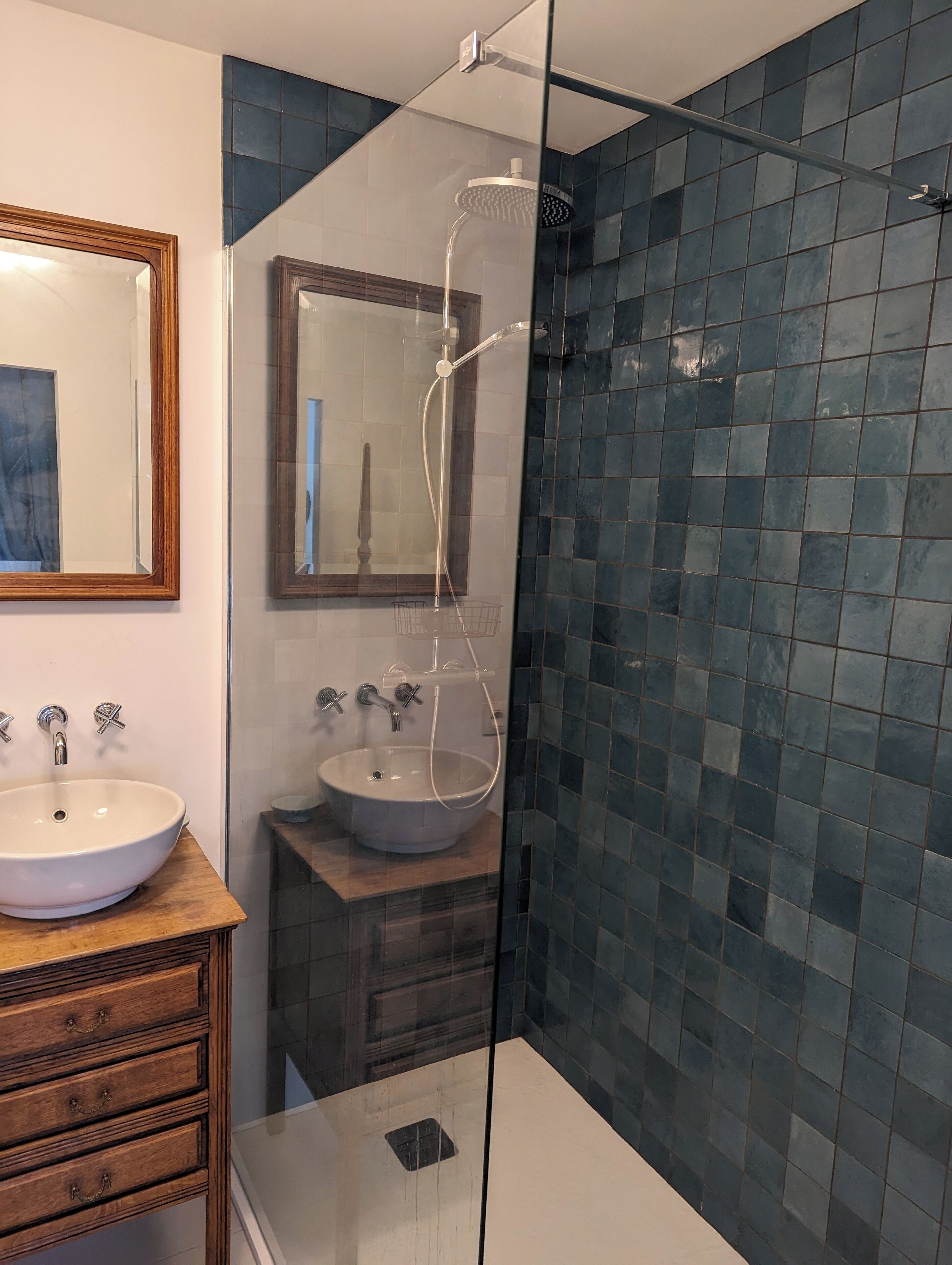 Douche, articles de toilette écologiques, sèche-cheveux