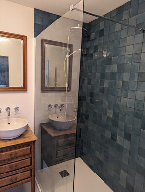 Shower, eco-friendly toiletries, hair dryer, towels - Gîte des Genêts en terrasses (Bièvre)