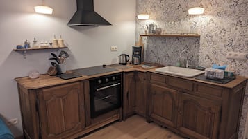 Fridge, oven, stovetop, coffee/tea maker