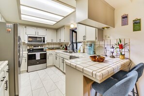 Fridge, microwave, stovetop, dishwasher