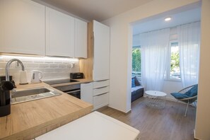 Frigorifero, forno, piano cottura, lavastoviglie