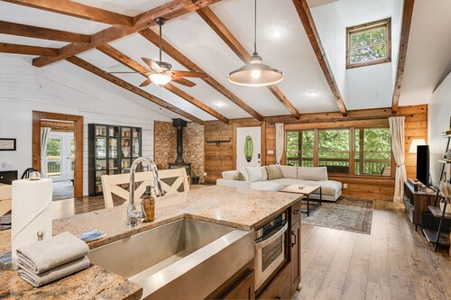 Modern Mountainside Cabin | Hot Tub, Game Room + Biltmore Pass Near Asheville
